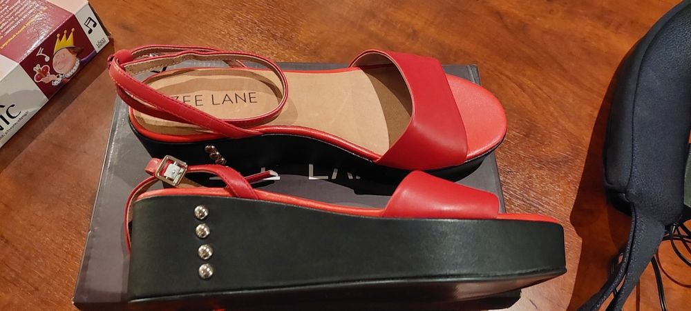 Sandale  noi rosii din piele marimea 40