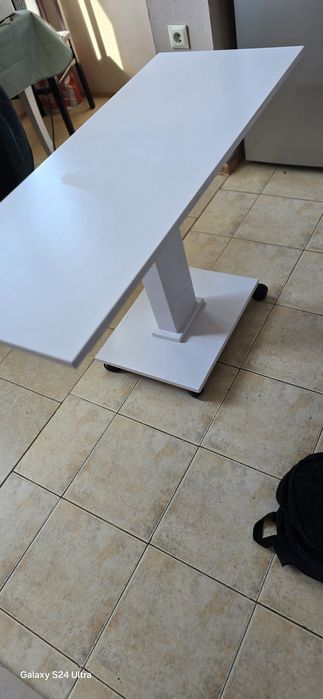 Продавам маса бял мат