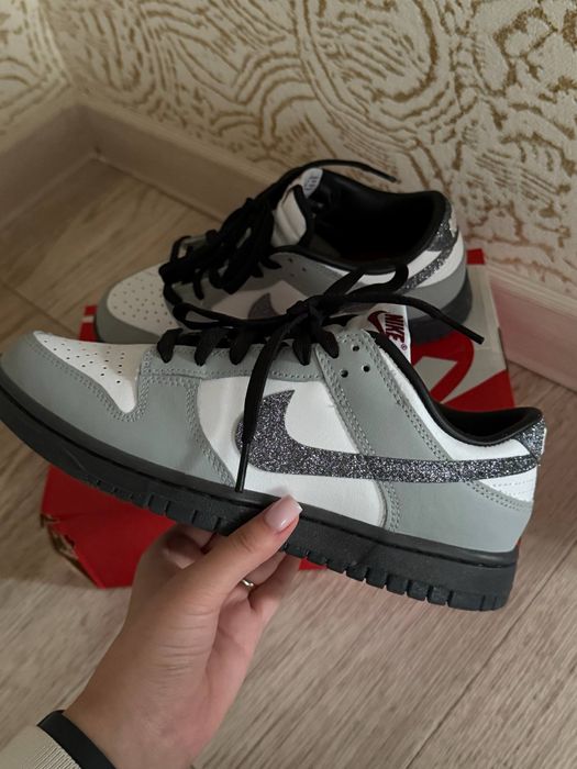 Кроссовки Nike dunk low glitter swoosh