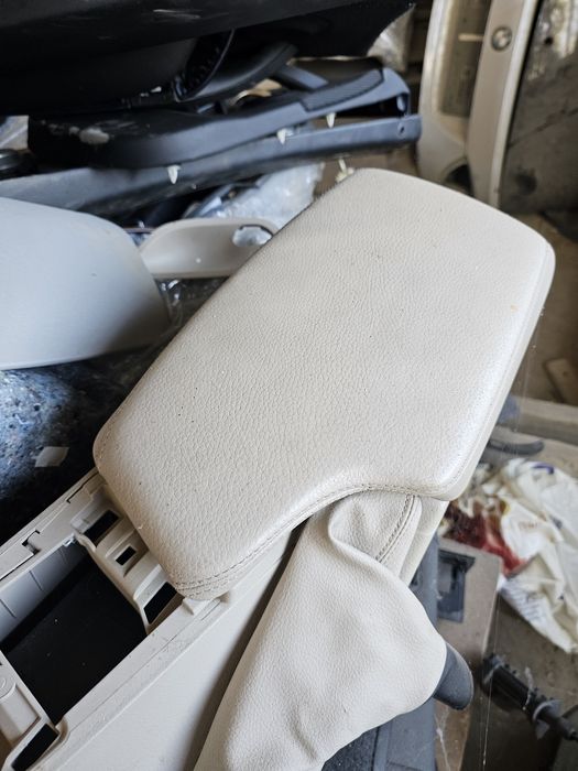 Подлакътник бмв ф30 ф31 bmw f30 f31 podlakatnik бежов бял