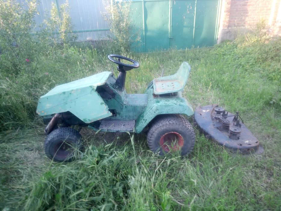 Tractoras tuns iarba