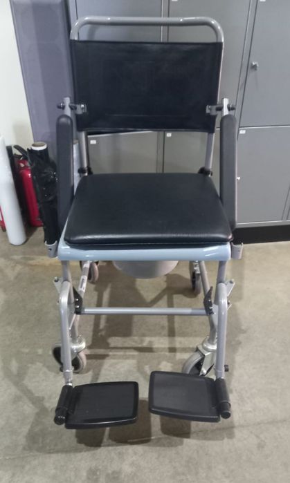 Cărucior cu toaletă bătrâni