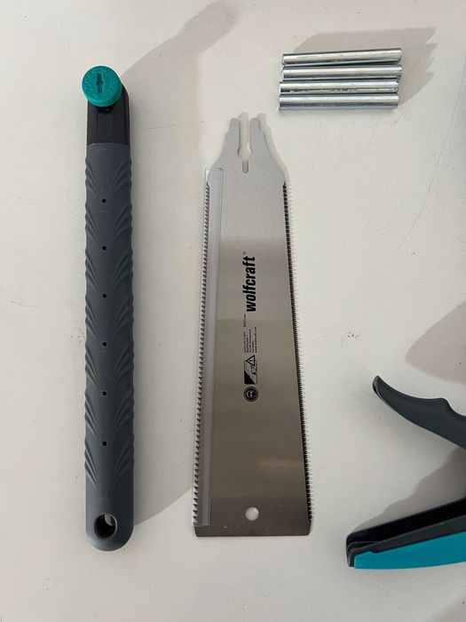 Wolfcraft 6977000 – Set complet pentru montarea plintelor, cu șablon, cutie de tăiere, fierăstrău japonez și pistol de silicon