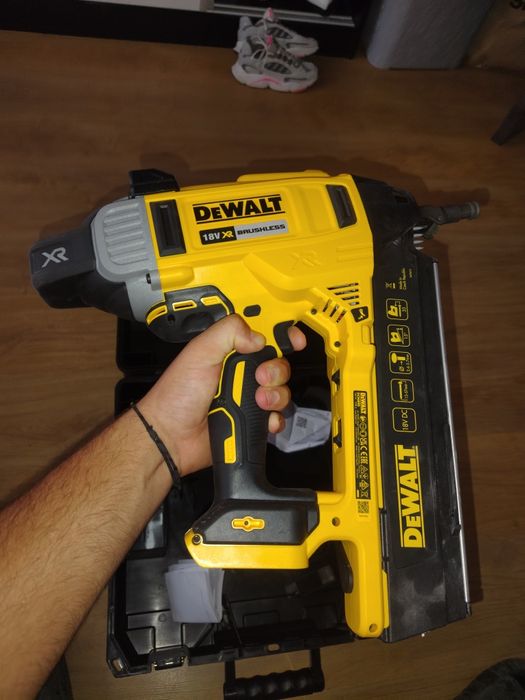 Пушка за Бетон БАТЕРИЯ И ЗАРЯДНО ЧИСТО НОВИ!!!  и пирони за нея