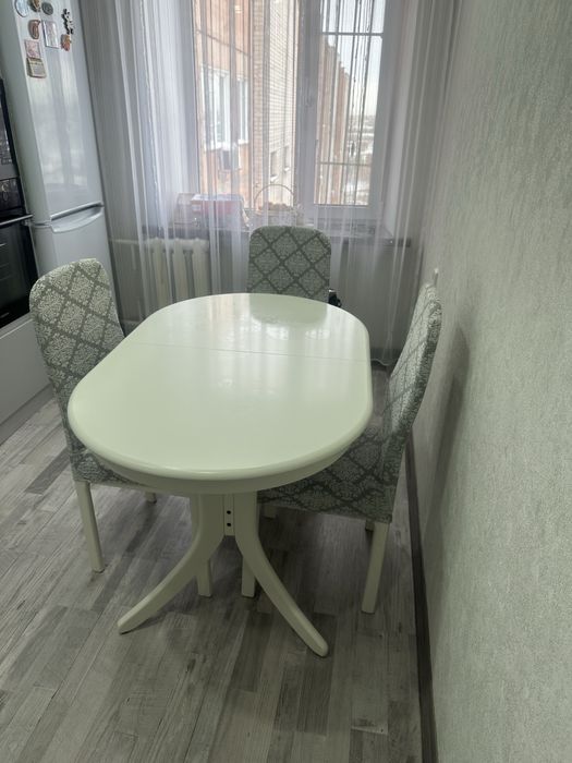 Продам малайзийский кухонный стол со стульями.