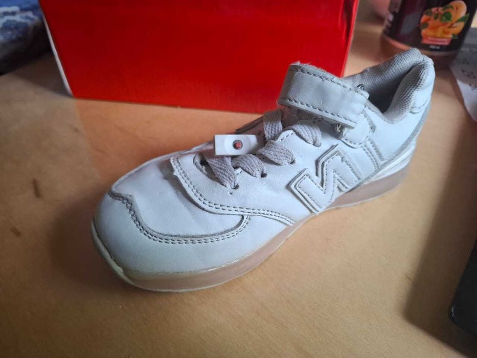 Кроссовки со светящейся подошвой.