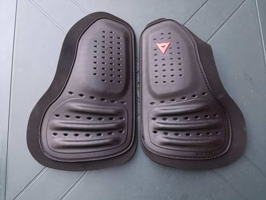 Diverse protecții moto HARD (piept,spate,solduri),dainese / alpinestars pt geaca,costum,combinezon racing,nu bmw