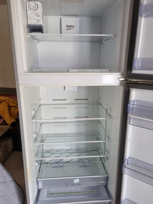 Vând frigider beko si scaune