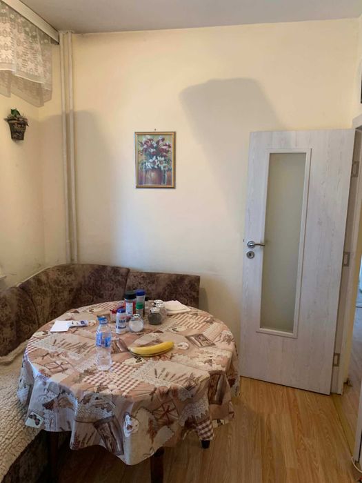 Кръгла маса с ъглов диван