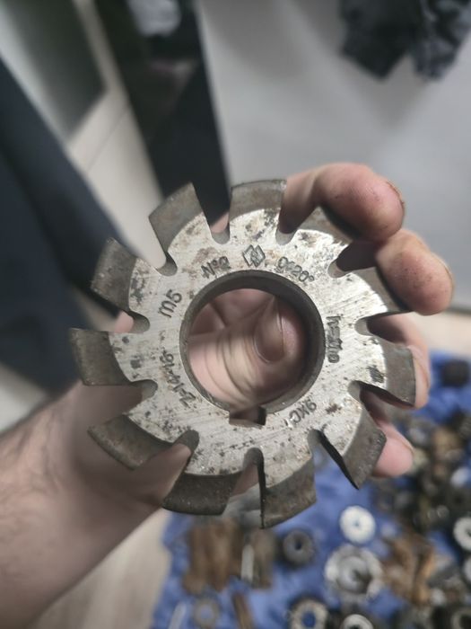 Продам фрезы много шт