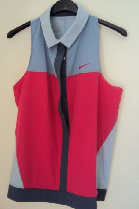 Продавам оригинална " NIKE"чисто нова блуза с етикет за тенис