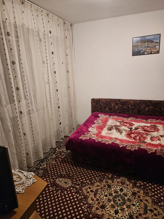 Închiriez apartament cu 2 camere