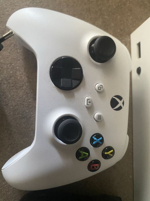xbox series s пълен колмлект с 2 джойстика