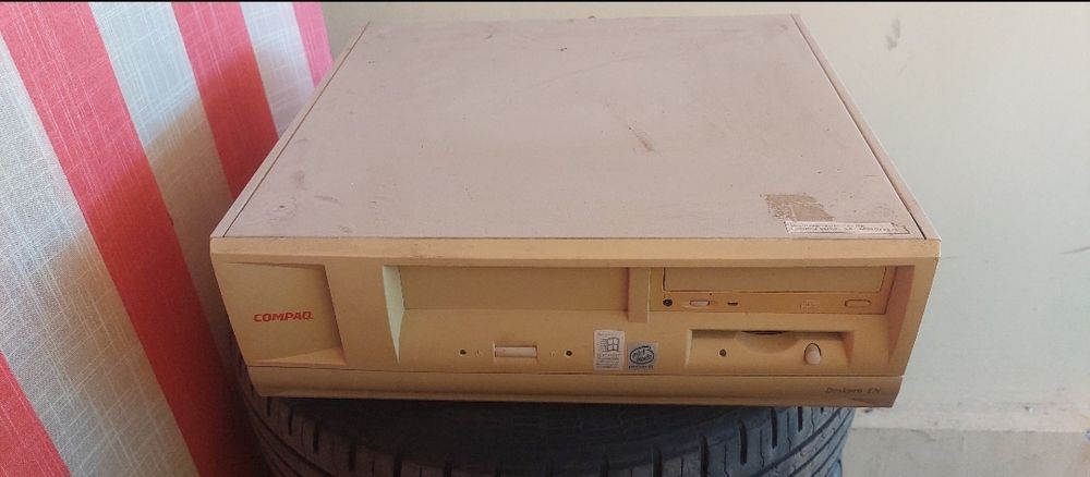 Vând 10 calculatoare Compaq vechi, Pentium II.