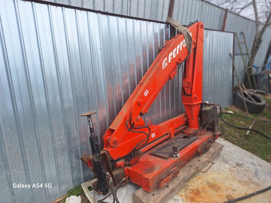 Două Macarale de vânzare Ferrari si Amco Veba