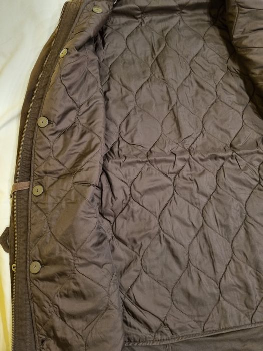 Продавам ватиран шлифер с качулка на фирмата Бенетон