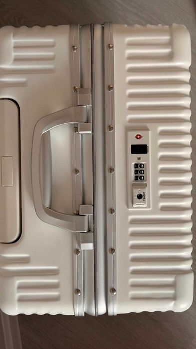 Белый чемодан с алюминиевой рамой