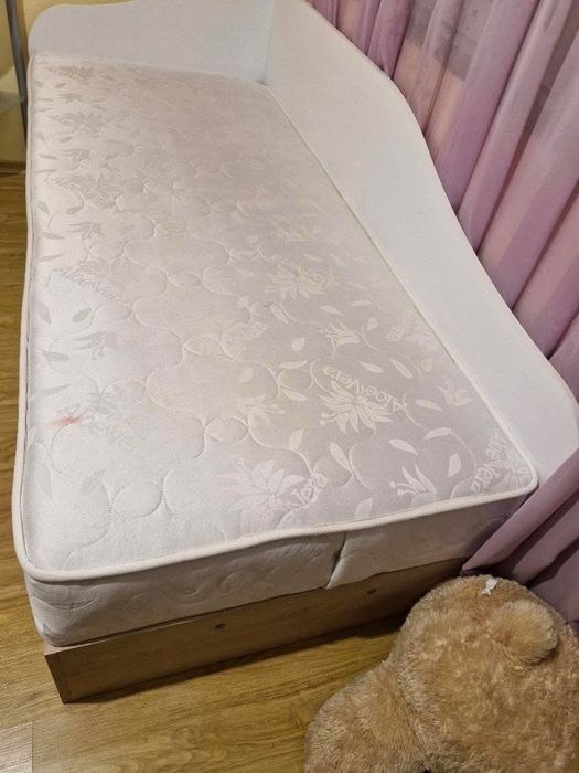 Продавам единично легло с матрак и повдигащ механизъм с ракла
