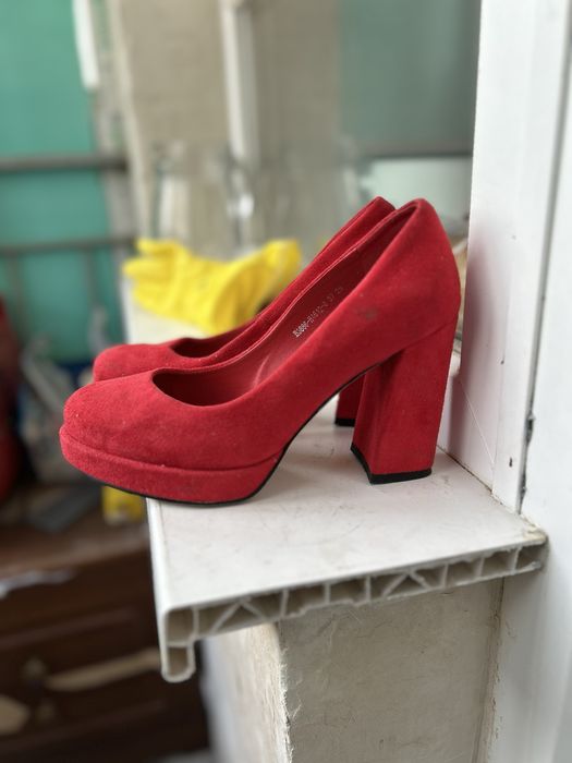 Туфли 37 размер , носила пару раз всего .