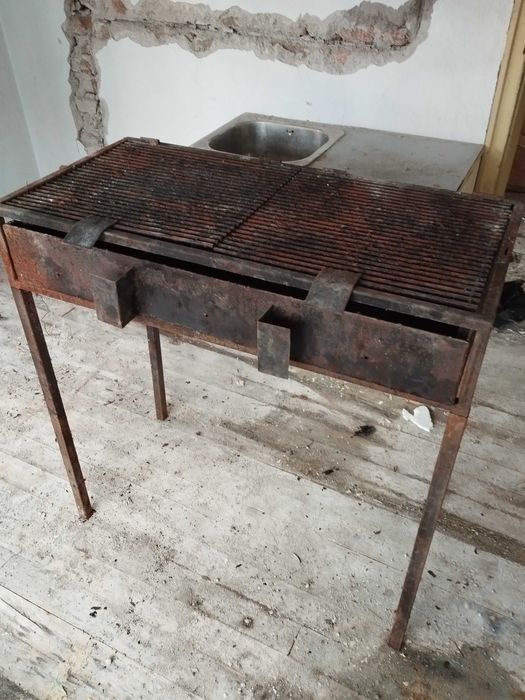 Скара на дървени въглища