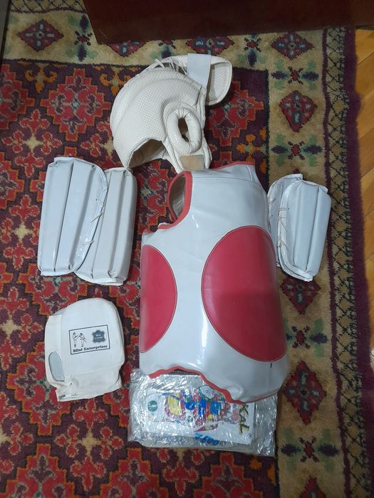 Кимано Тайквондо.С Шлемом и Щитками.От 12 до 15 лет.Привозное.