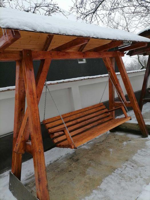 Vând leagăn din lemn pentru exterior
