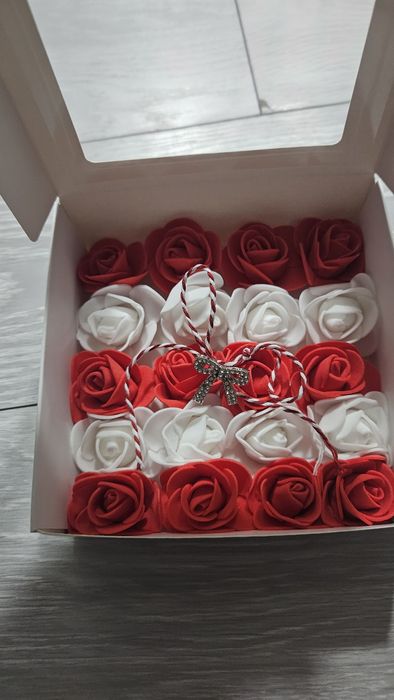 Martișoare din trandafiri si broșă