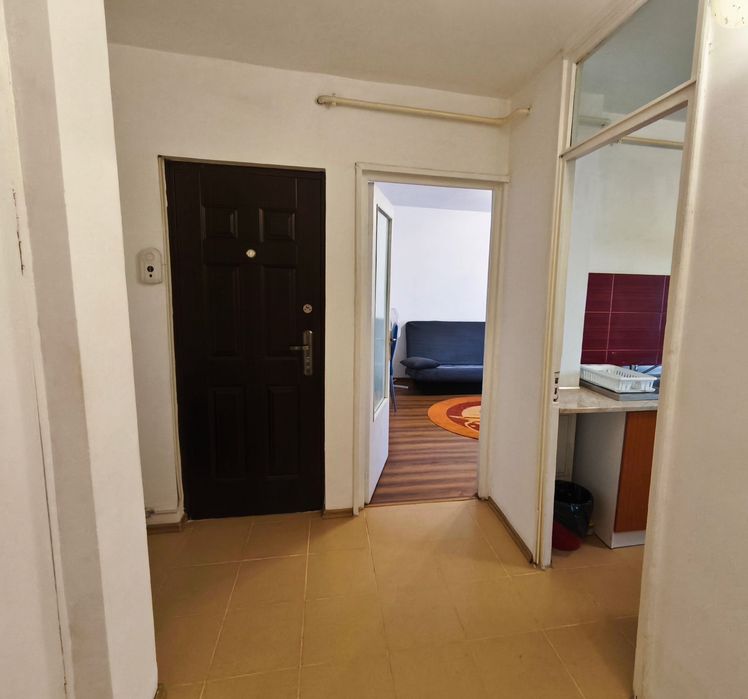 Inchiriez apartament 2 camere decomandat, etaj 2/4, 1 MAI, zona Pelendava
