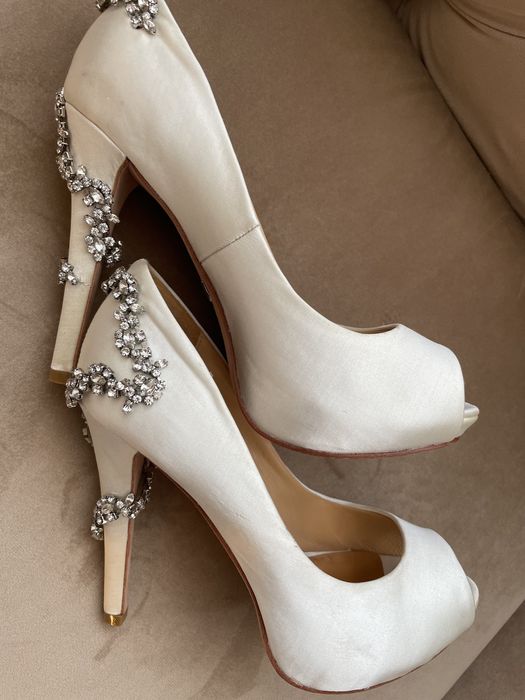Pantofi de mAtase noi marime 36 Badgley Mischka