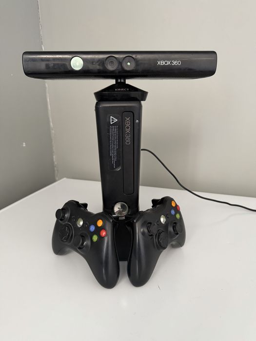 Xbox 360s + 2 геймпада + kinekt + кейс для приставки