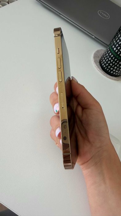 iPhone 13 Pro Gold, използван, но запазен. Върви с кабел за зареждане.