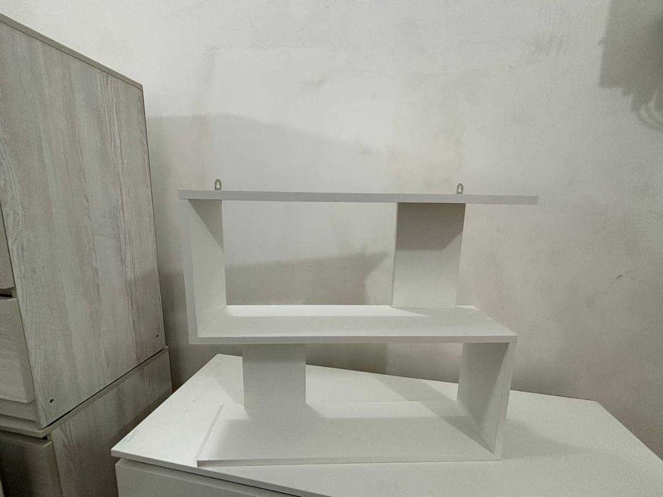 Навесной полка для лаков и для других предметов интерьера.