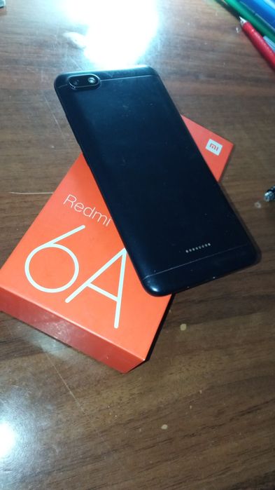 Redmi 6A, qora rangda, ustida zashitasi va chexoli bilan
