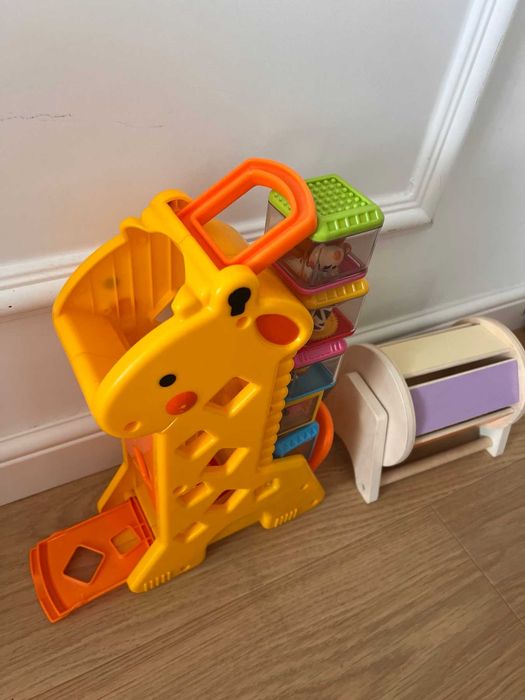 Fisher-Price Музикално жирафче с кубчета и монтесори въртележка