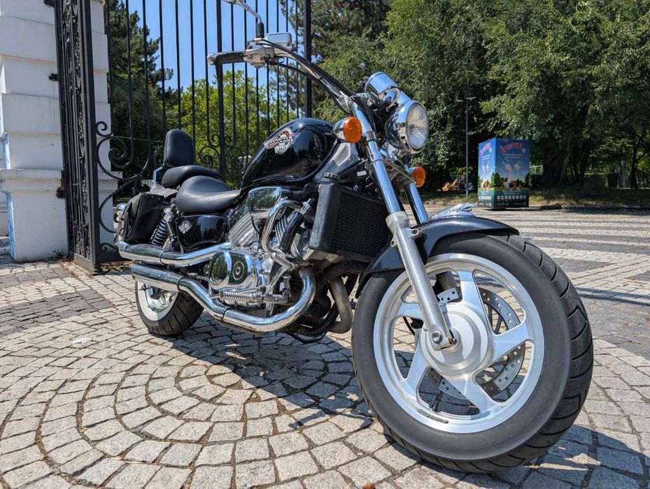 Motocicleta Honda Magna
