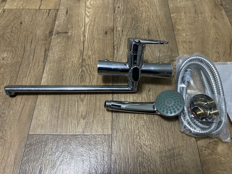 Смеситель для ванной .