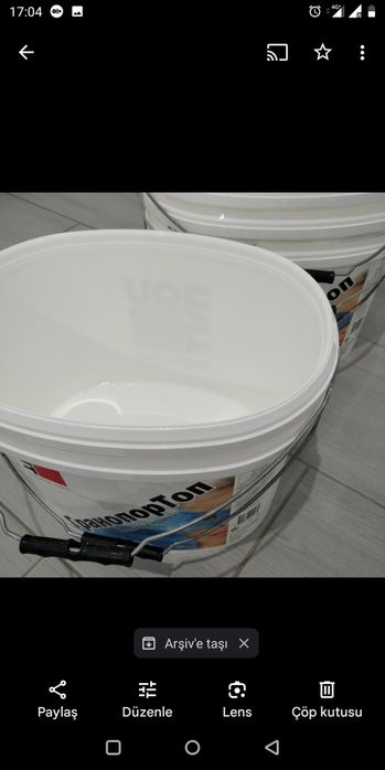 Празни кофи от минерална мазилка