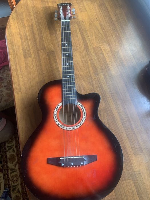 Продам гитару.Подарили новую просто так лежит!