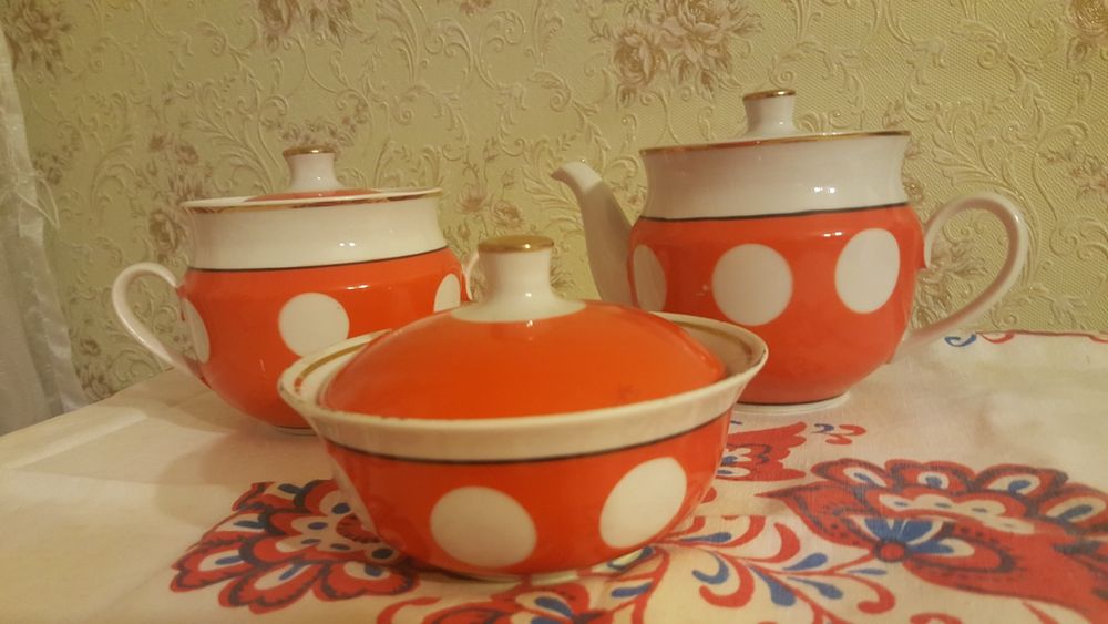 Чайный набор красный в белый горошек