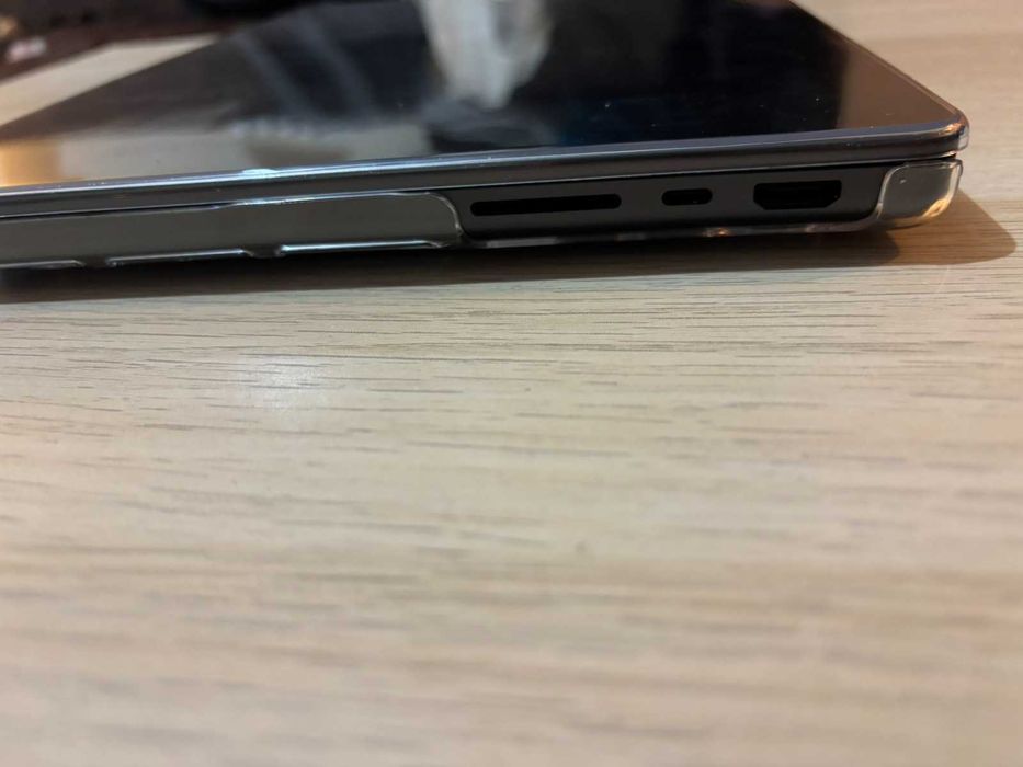 MacBook Pro M5 Pro – Почти като нов + Подарък калъф + батерия