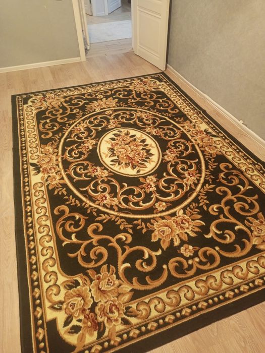 Ковер в зал 2-3 красивый