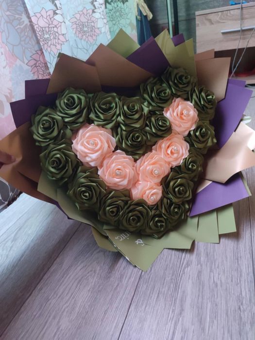 Buchete de trandafiri din satin handmade – Cadoul care rămâne