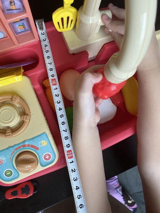 Детска мивка с течаща вода с малка кухня