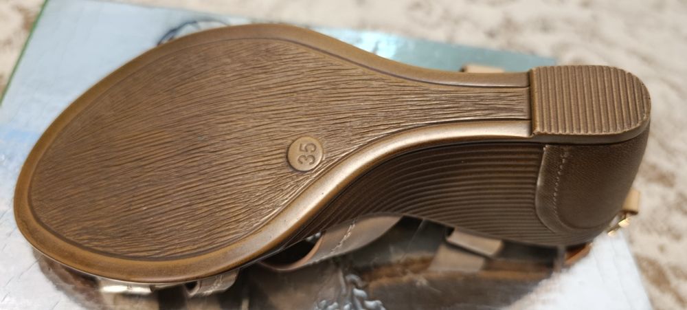 Новые босоножки 35 размер.