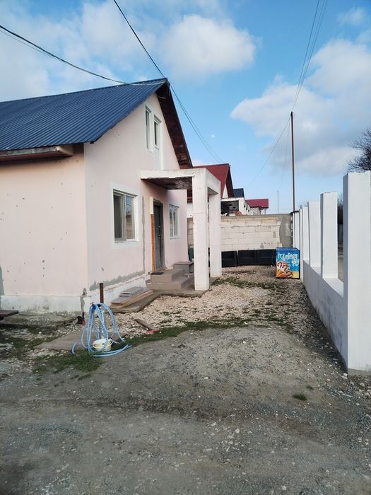 Vând casă cu mansardă