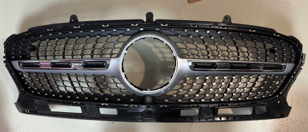 Оригинална решетка за предна броня Mercedes GLA H247