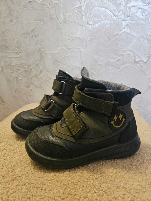 Продам детскую обувь