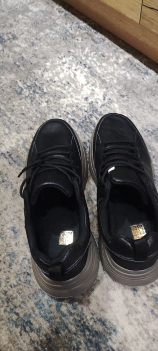 Всесезонные кроссовки