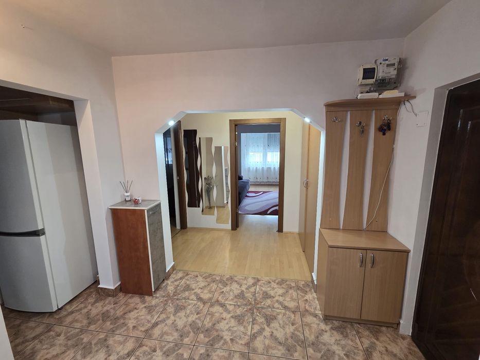 Închiriez ap. 3 camere Rogerius + loc de parcare