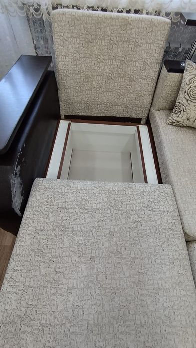 Продам угловой диван с креслом и пуфиком